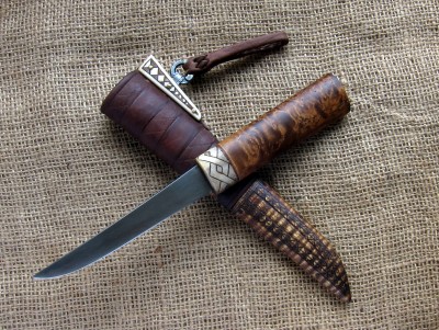 Vykintas X-XII a. Seliu lietuviu raiteliu kariu ir medziotoju peilio archeologine ir istorine kopija.JPG